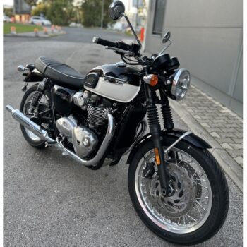 Bonneville T120 black white 2