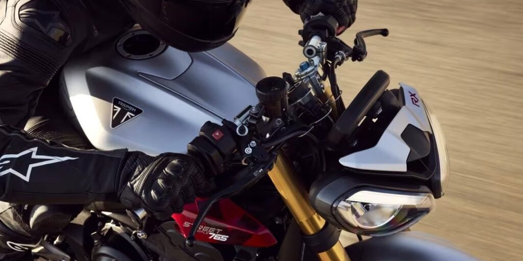 ŠPECIÁLNE EDÍCIE TRIUMPH STREET TRIPLE 765 RX a STREET TRIPLE MOTO2